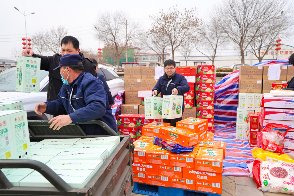 Lunar New Year gift distribution for crane factory employees