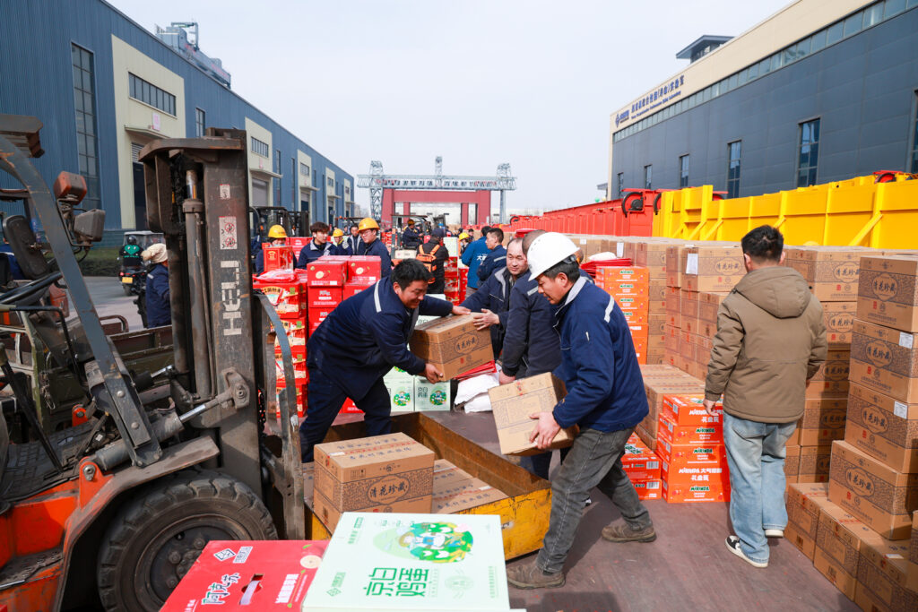 Lunar New Year gift distribution for crane factory employees