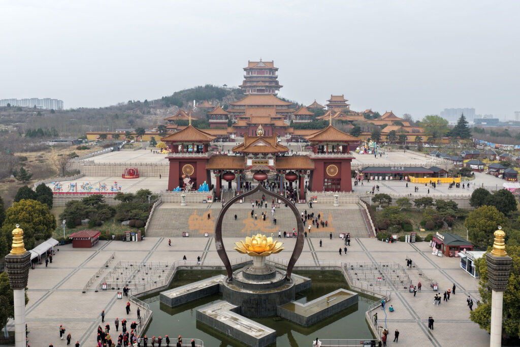 Employee parents at the Xuzhou opening stage of their travel programme