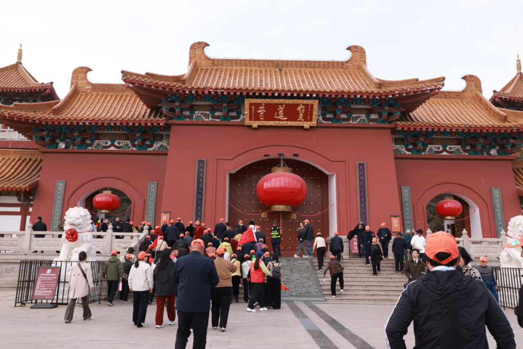 Employee parents at the Xuzhou opening stage of their travel programme
