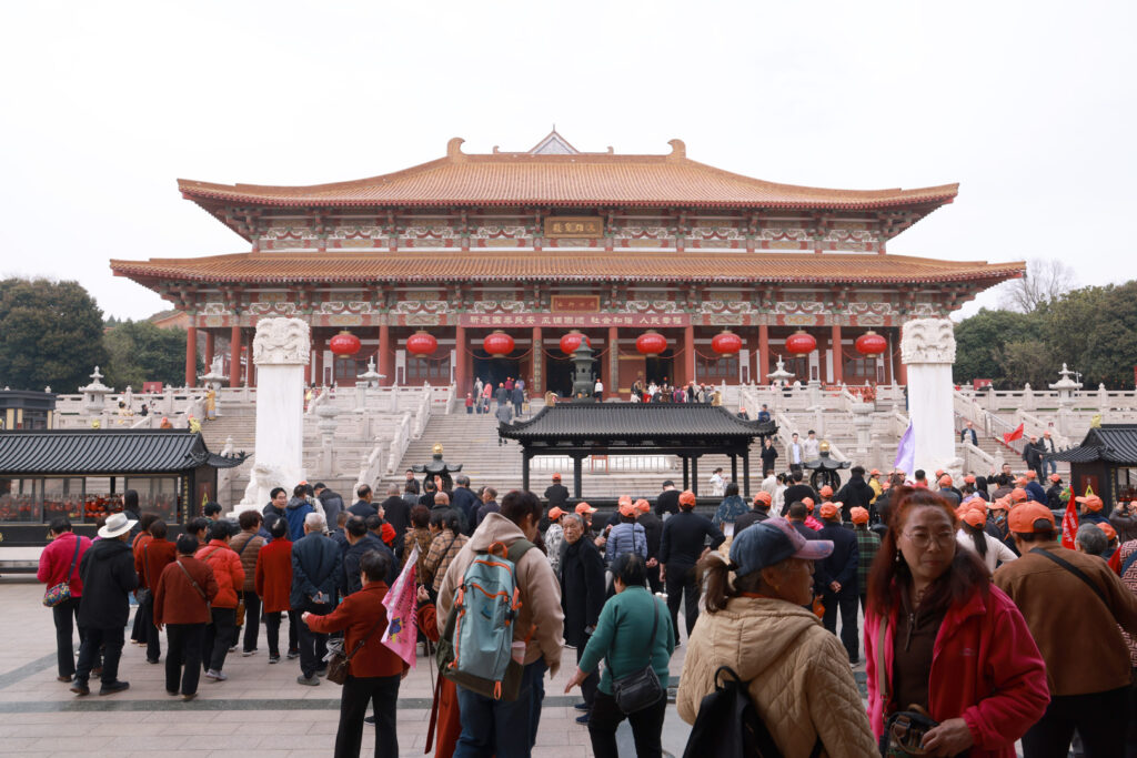 Employee parents at the Xuzhou opening stage of their travel programme