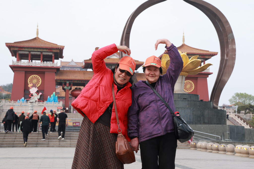 Employee parents at the Xuzhou opening stage of their travel programme