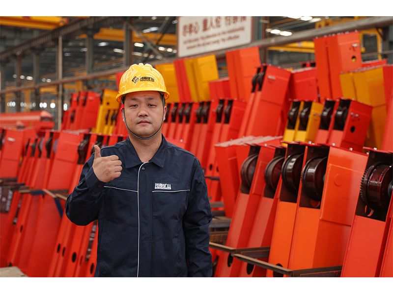 Factory lifting worker Li Pengchen handling crane components