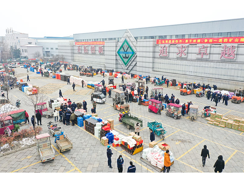 Employees collecting Spring Festival benefit packages in January 2022