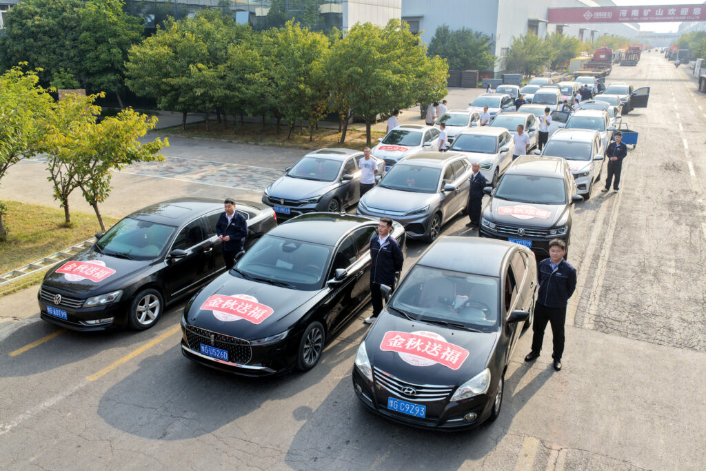 Vehicles assembled for the autumn employee-family gift distribution