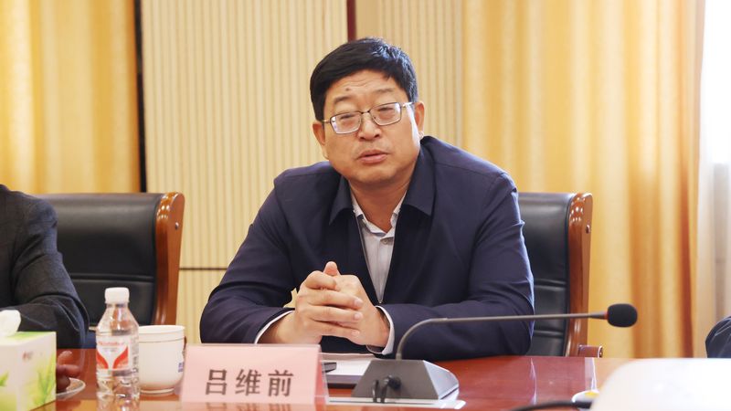 Inland-Port Forum Reviews Intelligent Lifting and Logistics — image 5 Henan Mine representatives at the inland-port development forum