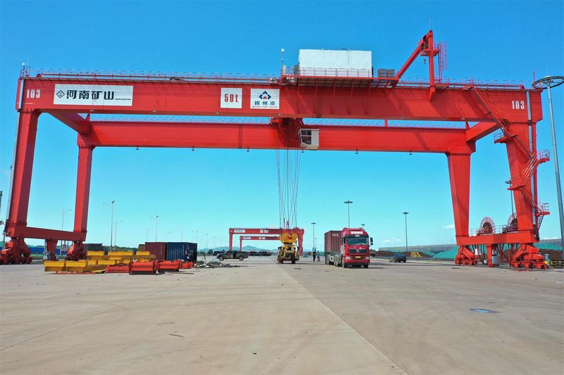 Inland-Port Forum Reviews Intelligent Lifting and Logistics — image 9 Henan Mine representatives at the inland-port development forum
