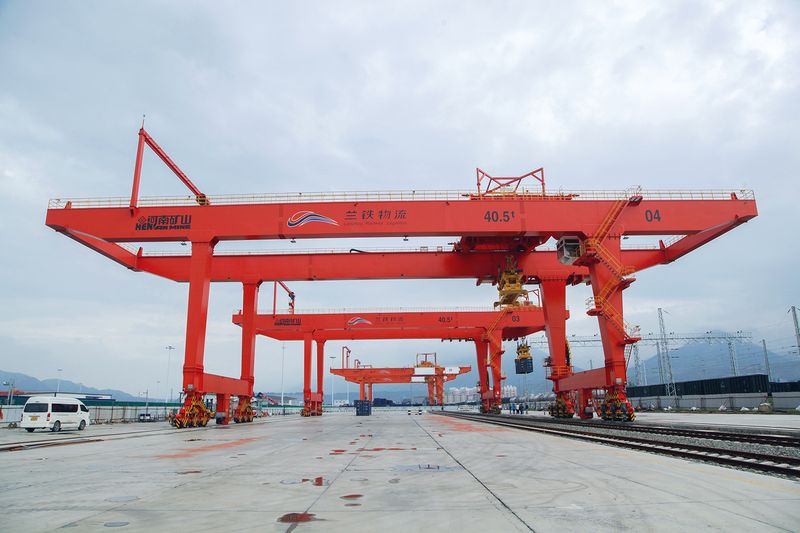 Inland-Port Forum Reviews Intelligent Lifting and Logistics — image 10 Henan Mine representatives at the inland-port development forum