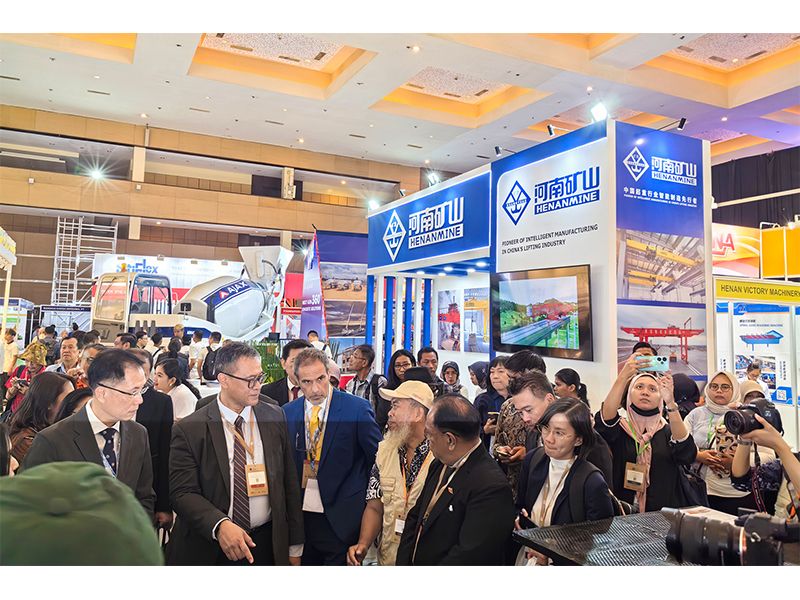 Henan Mine representatives and crane displays at the September 2024 Jakarta exhibition