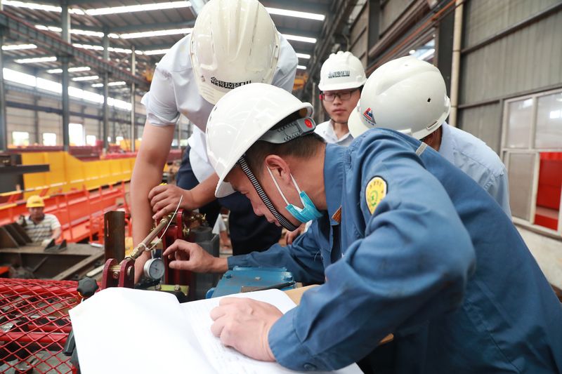 Expert A-inspection of cranes for the Lanzhou Baohang anode-material project