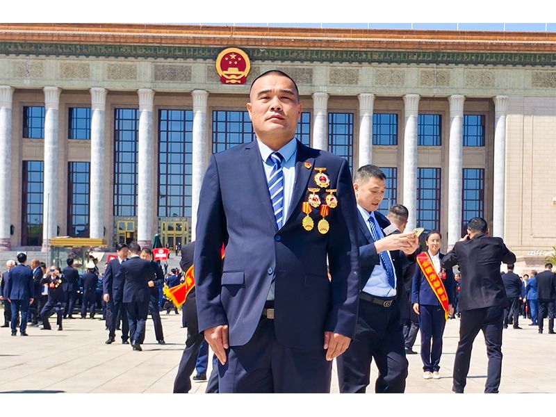 Li Jie receiving National Model Worker recognition in 2025