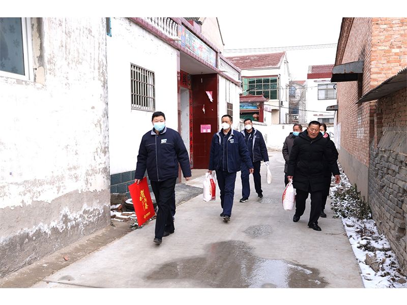 Company representatives delivering seasonal assistance to local households