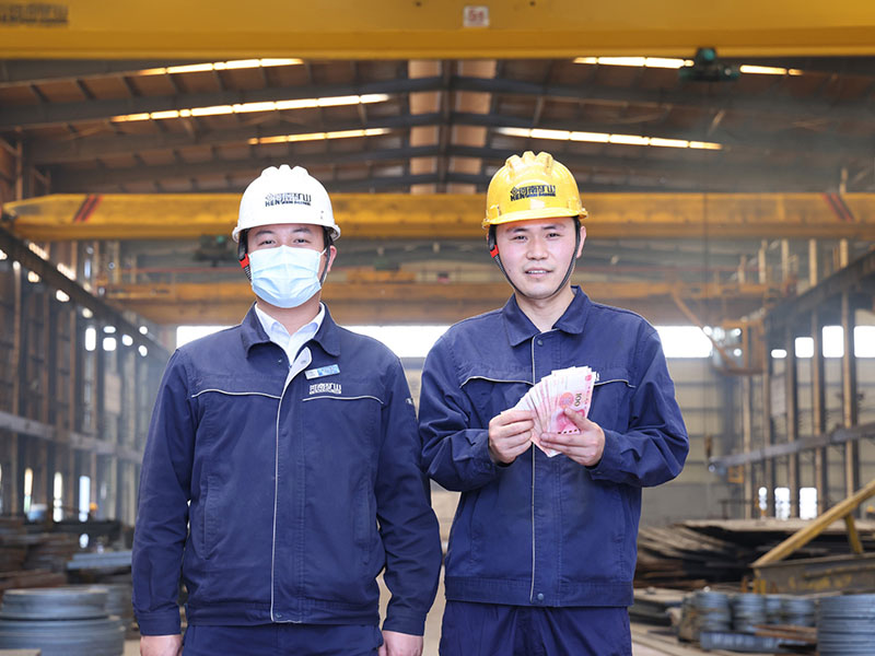 Plasma-cutting worker Huang Zongqi preparing steel for crane fabrication