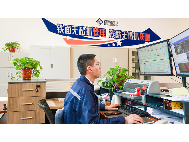 Production department employee Wang Xu at the crane manufacturing operation