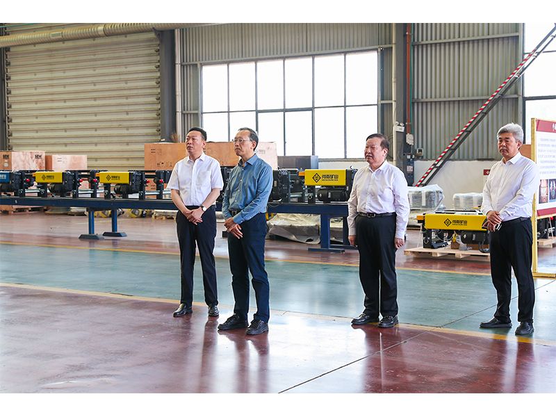 Delegation visiting the crane performance and service-life laboratory