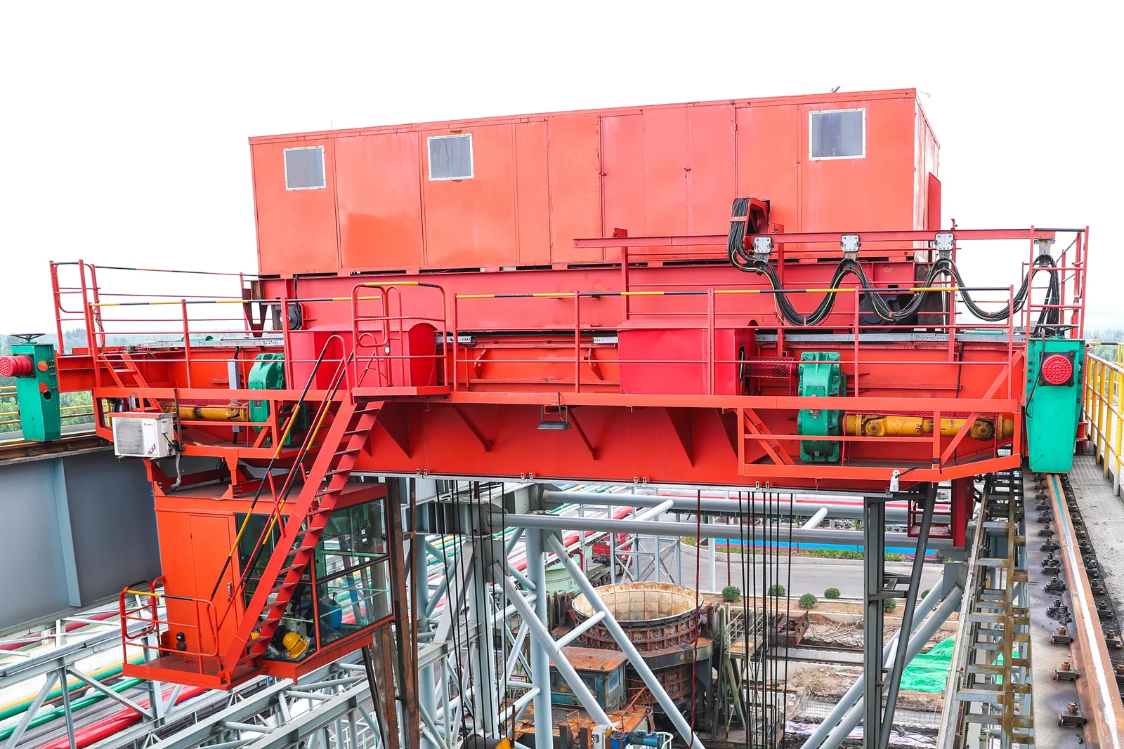 Coke pot handling crane and lifting arrangement at a steel plant