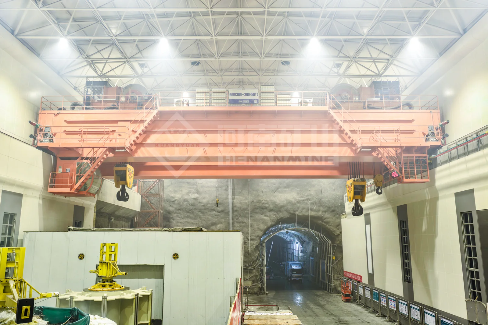 Overhead crane installed in a pumped-storage powerhouse