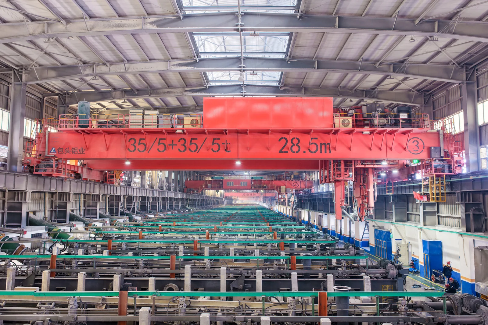 Process crane in an aluminum production line