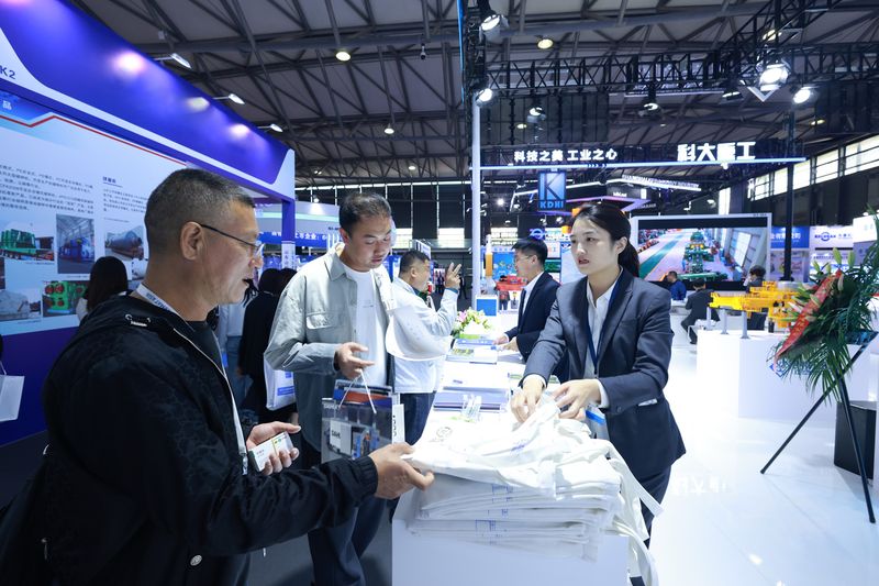 Shanghai Exhibition Displays Automated Industrial Handling Equipment — image 14 Automated industrial crane displays at the Shanghai heavy machinery exhibition