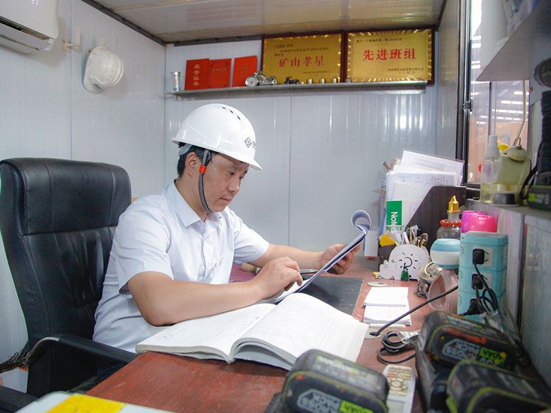 Fang Jianli’s single-girder manufacturing team at the intelligent industrial park