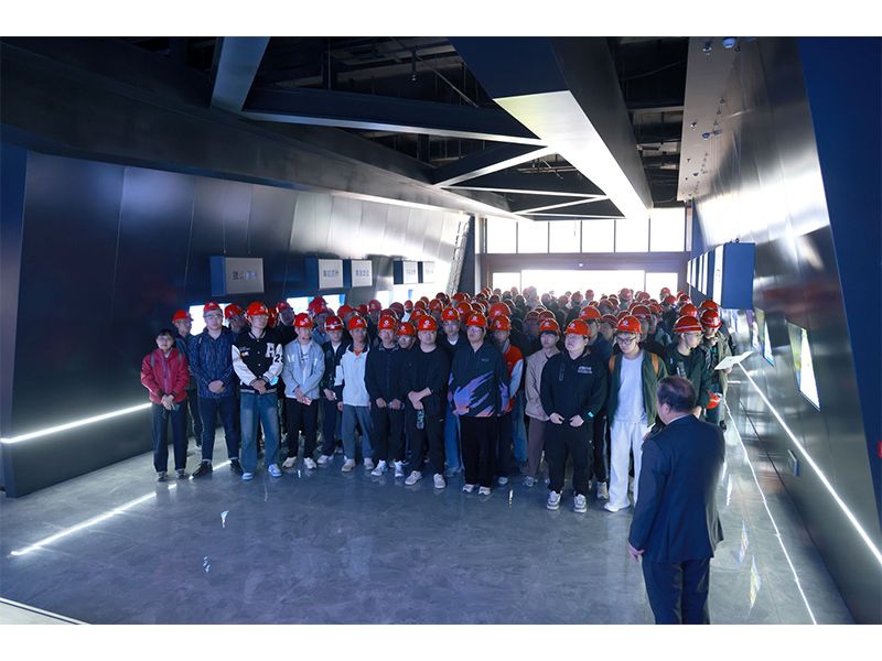 Taiyuan University teachers and students visiting crane manufacturing workshops