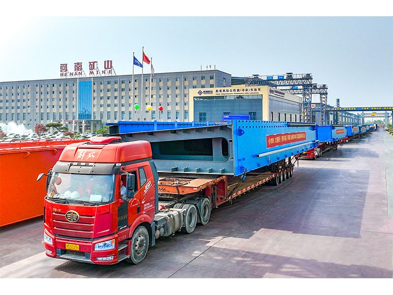 1,000 t gantry cranes dispatched for the Yangtze River wharf project