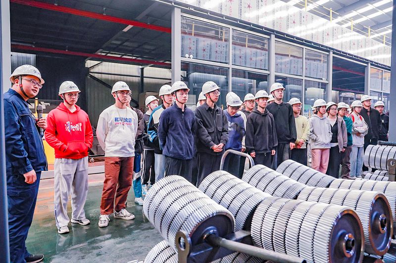 University Internship Connects Mechanical Engineering with Crane Production — image 5 University students receiving engineering instruction at the crane factory