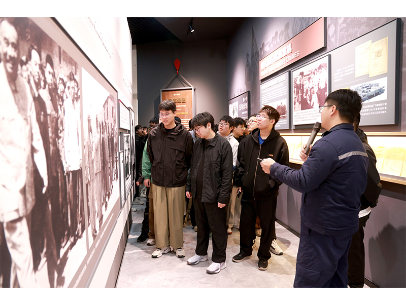 University teachers and students visiting the crane manufacturing facilities