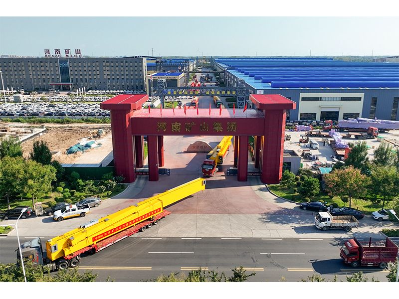 Crane equipment convoy dispatched to Vietnam in August 2024