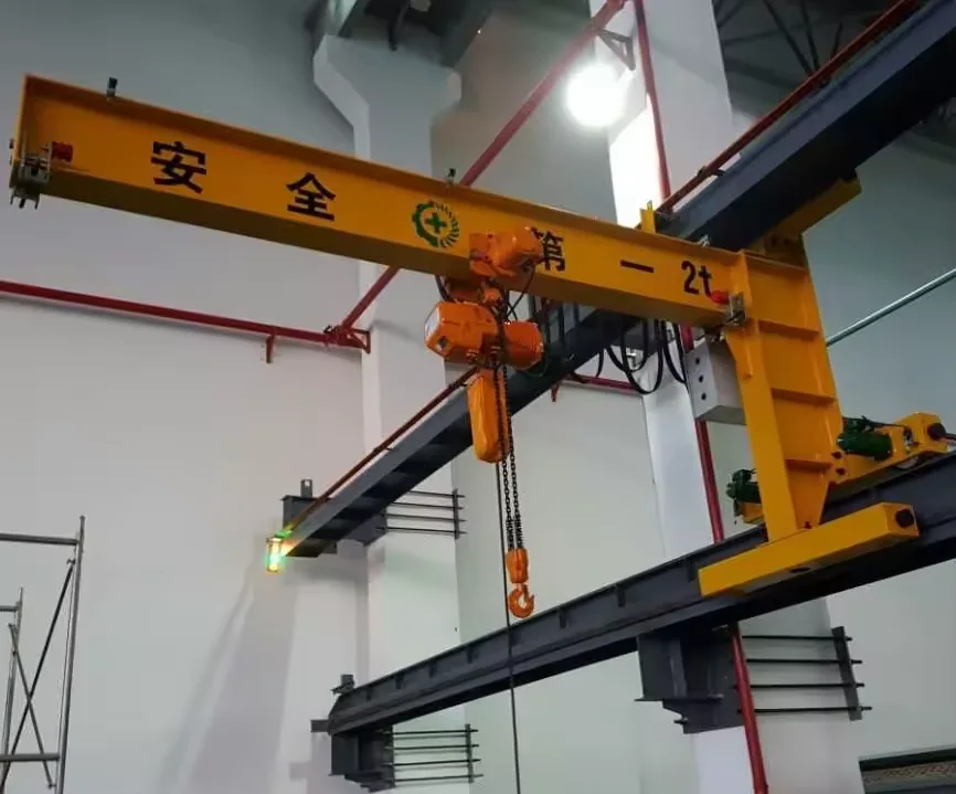 Wall-supported travelling jib crane arrangement serving multiple positions along an industrial bay