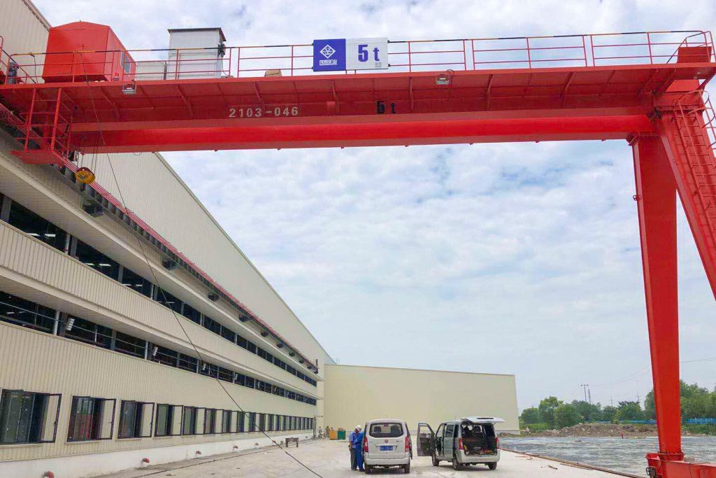 Crane installation for shipyard block assembly and handling