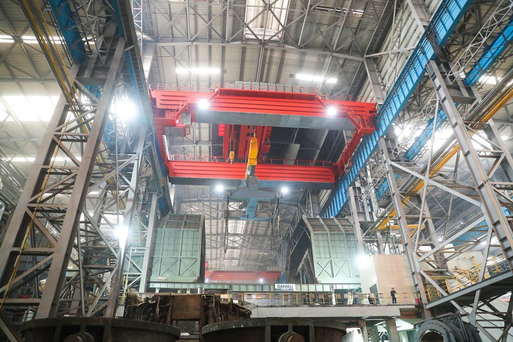 Casting overhead crane installed in a steel production workshop