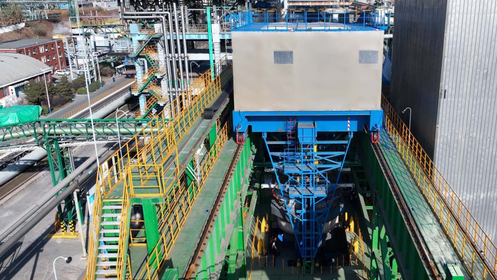 Automated coke pot handling installation in a steel plant