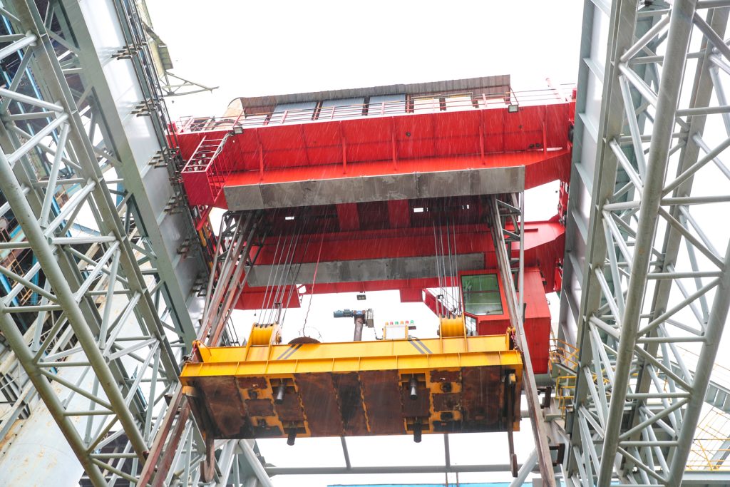Coke pot handling crane and lifting arrangement at a steel plant