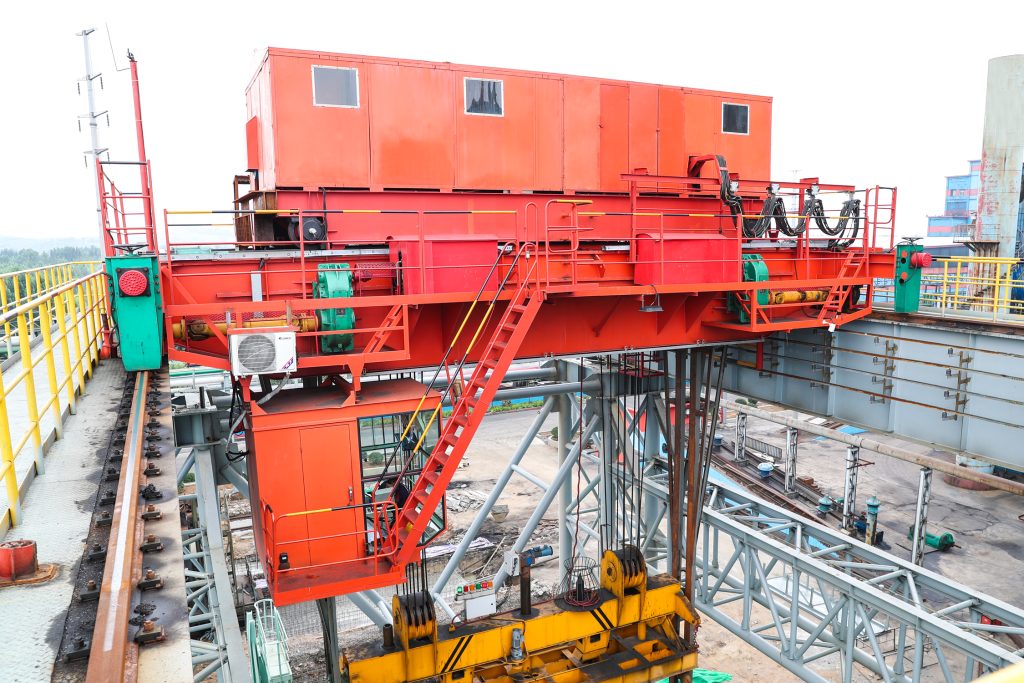 Coke pot handling crane and lifting arrangement at a steel plant