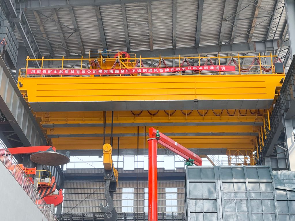 Four-girder casting crane above a steel ladle refining bay